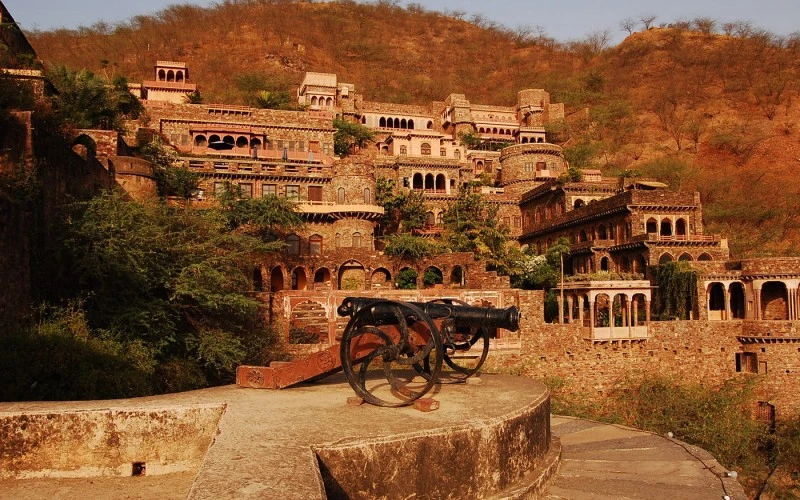 Qutub Minar – Historic Marvel Among the Top 10 Must Visit Places in Delhi